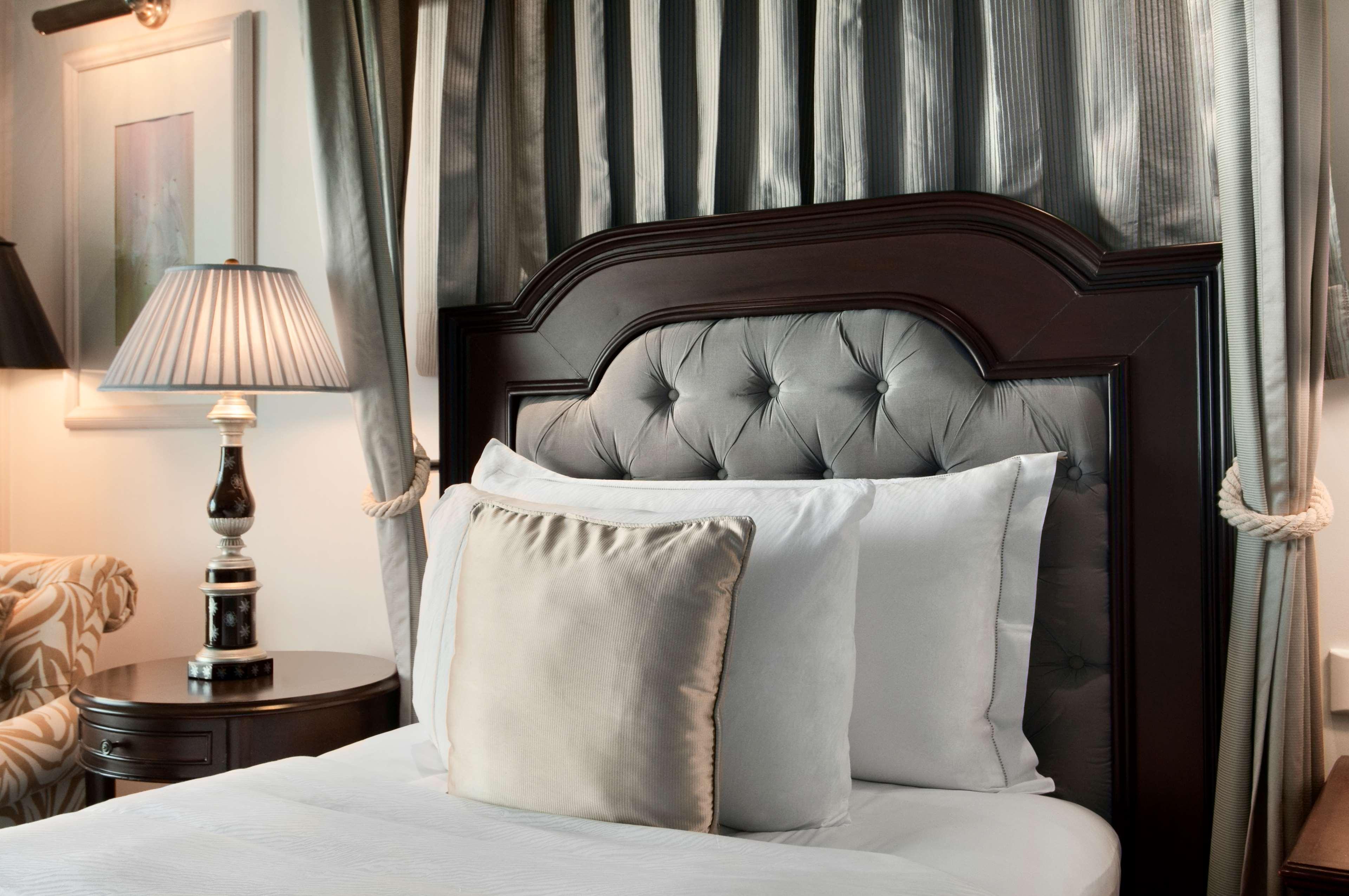 希尔顿孟买国际机场酒店 外观 照片 A bed with cushions