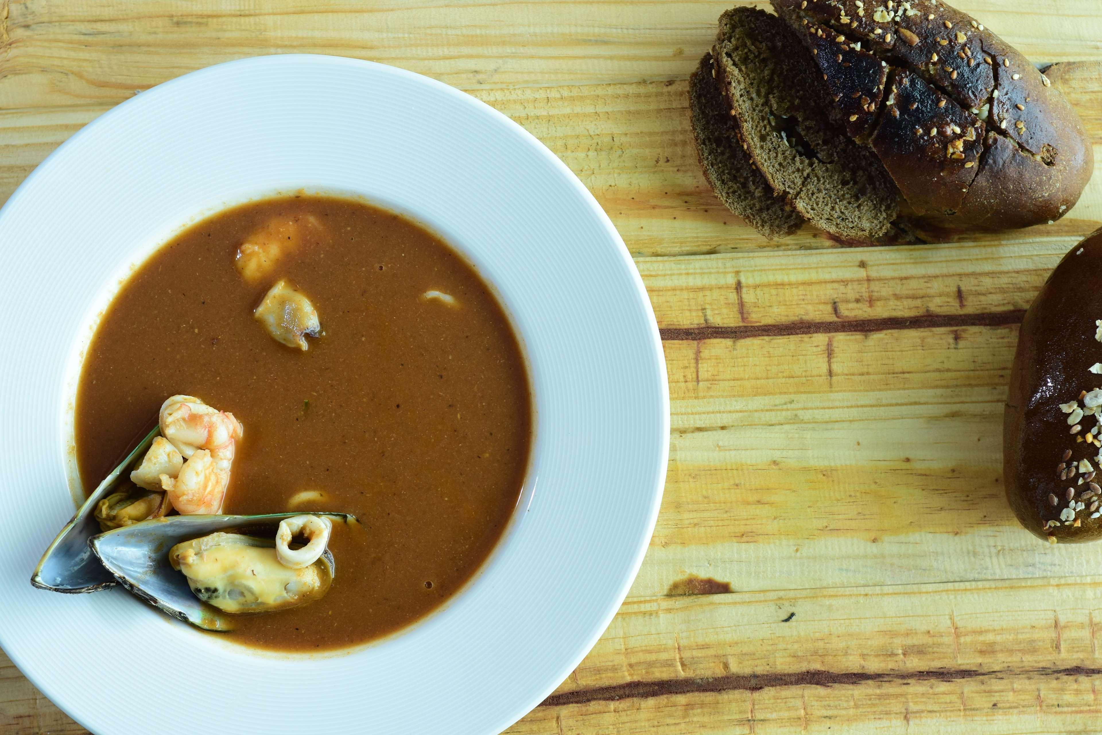 希尔顿孟买国际机场酒店 外观 照片 A bowl of chowder with bread