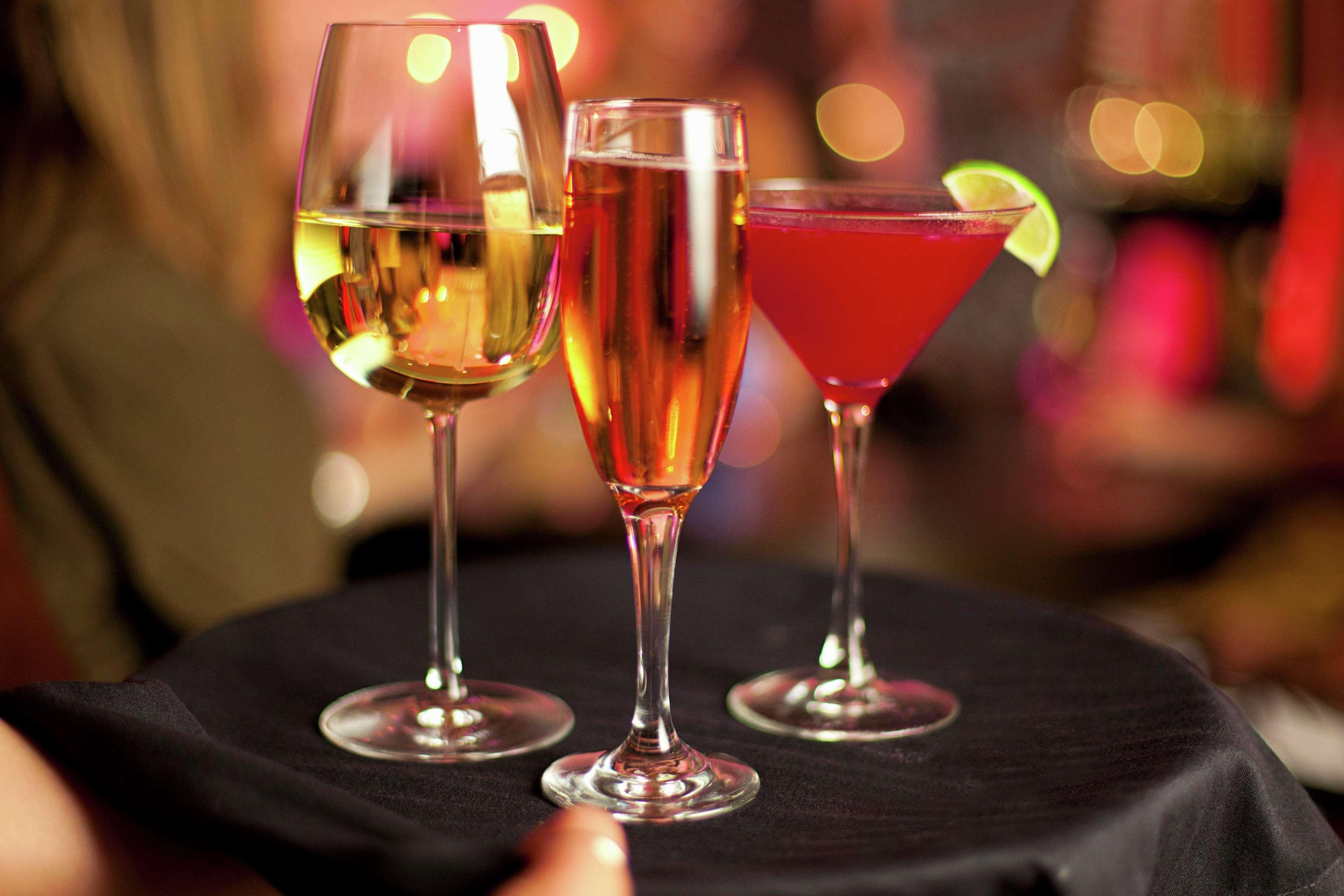 希尔顿孟买国际机场酒店 外观 照片 A wine glass, champagne flute and cocktail glass