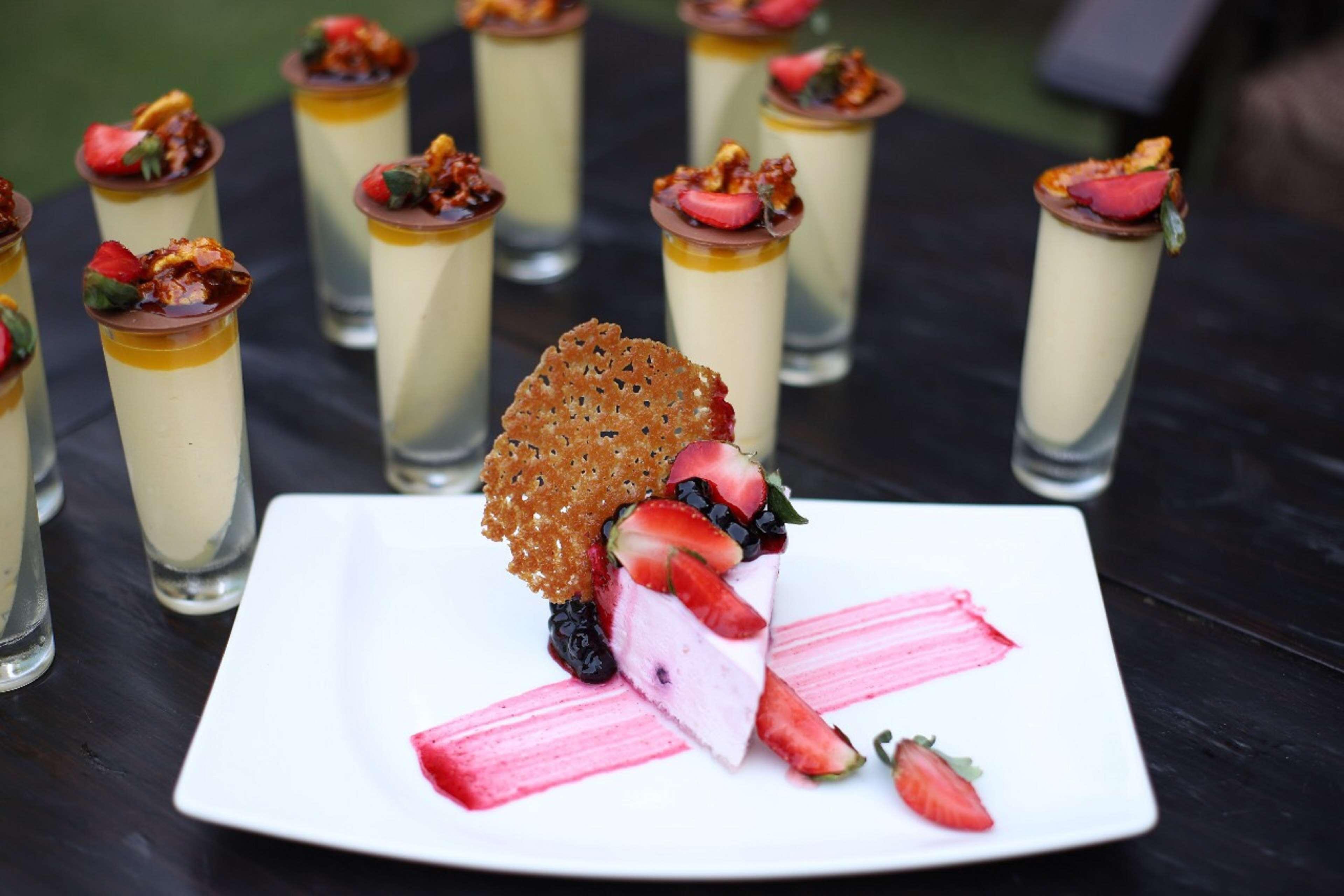 希尔顿孟买国际机场酒店 外观 照片 A dessert prepared by the Culinary Institute of Virginia