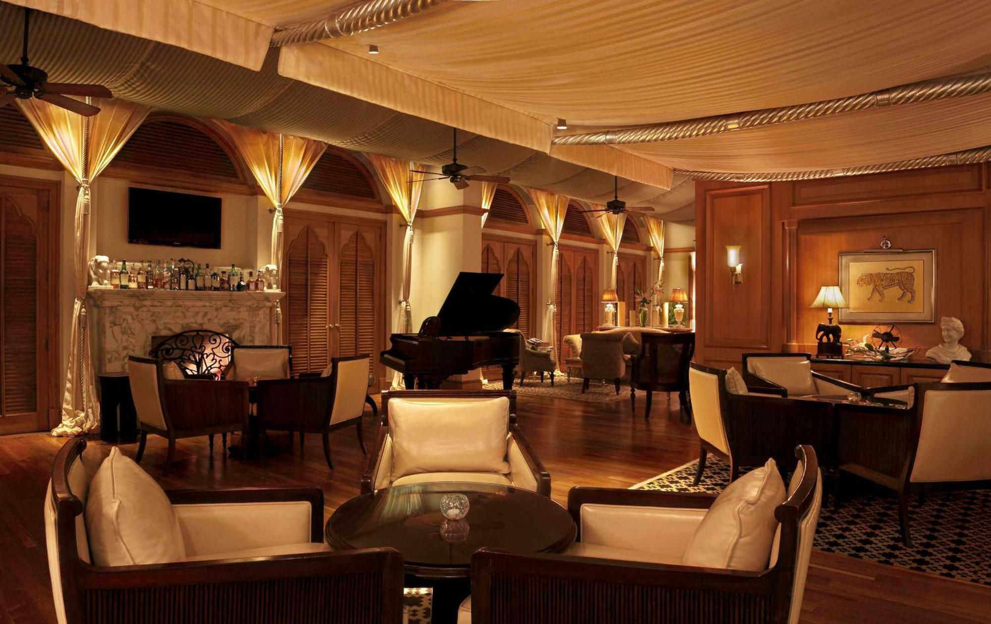希尔顿孟买国际机场酒店 外观 照片 The piano bar at the Taj Mahal Palace