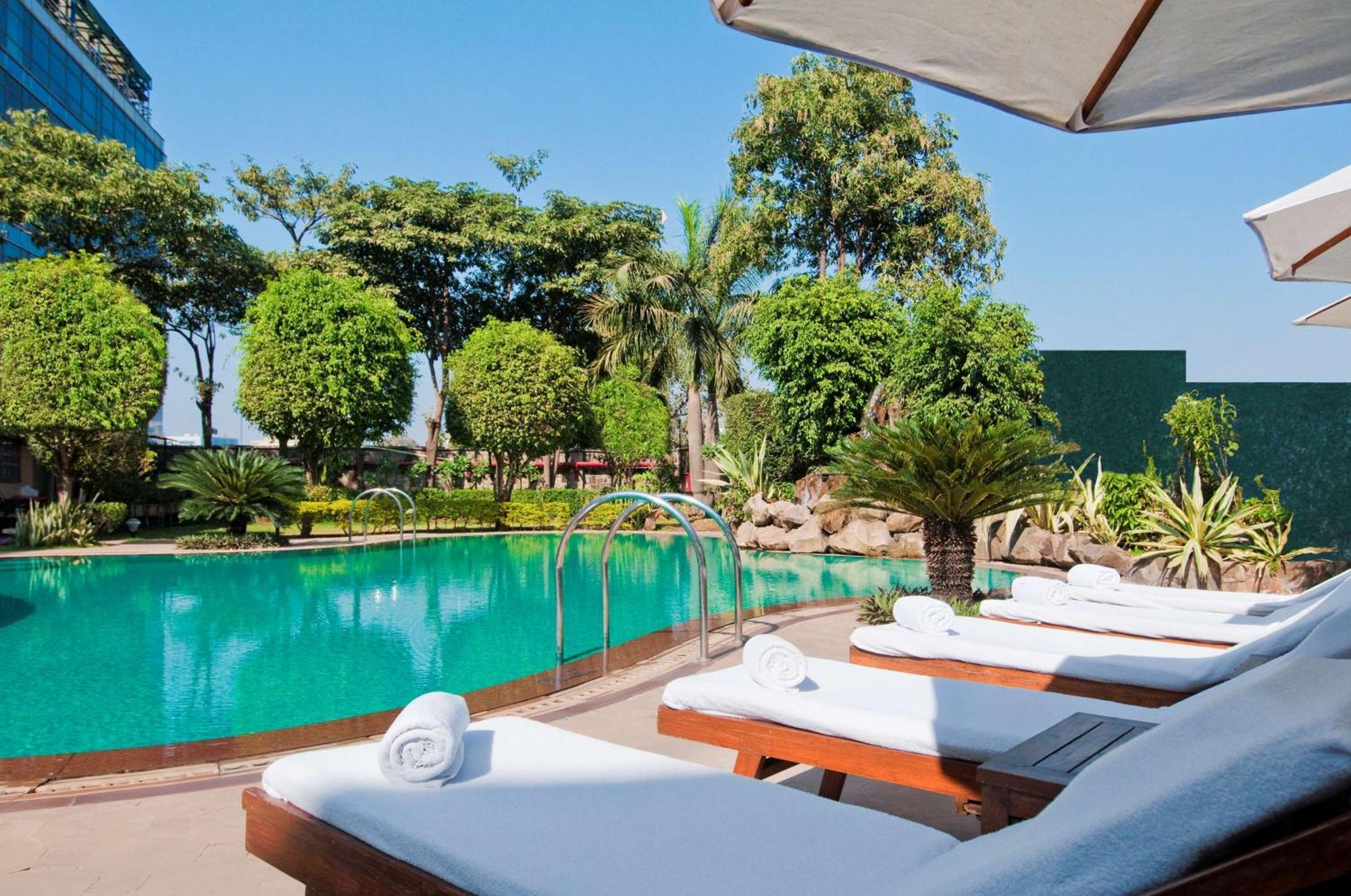 希尔顿孟买国际机场酒店 外观 照片 The pool at the hotel