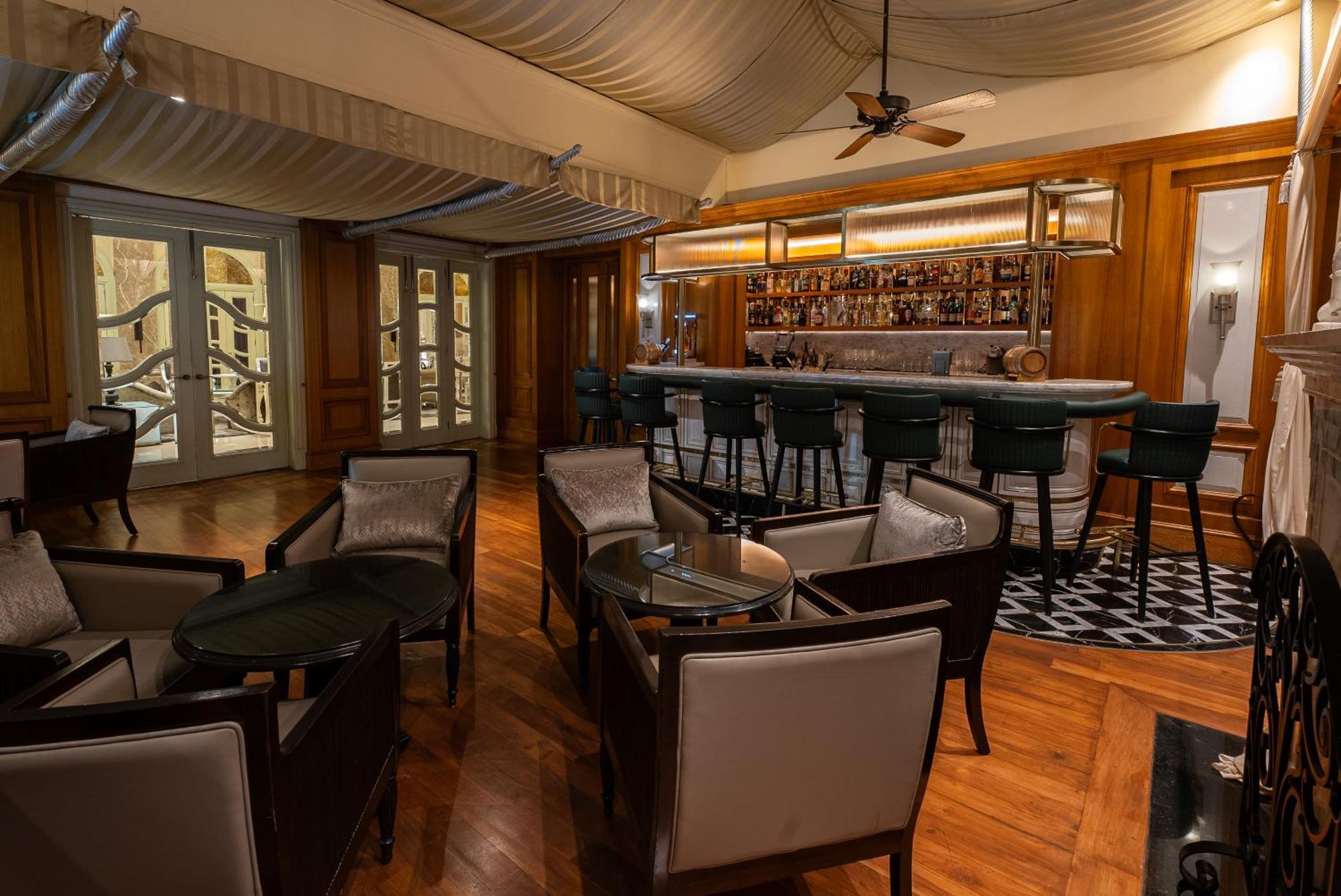 希尔顿孟买国际机场酒店 外观 照片 The bar at the 1919