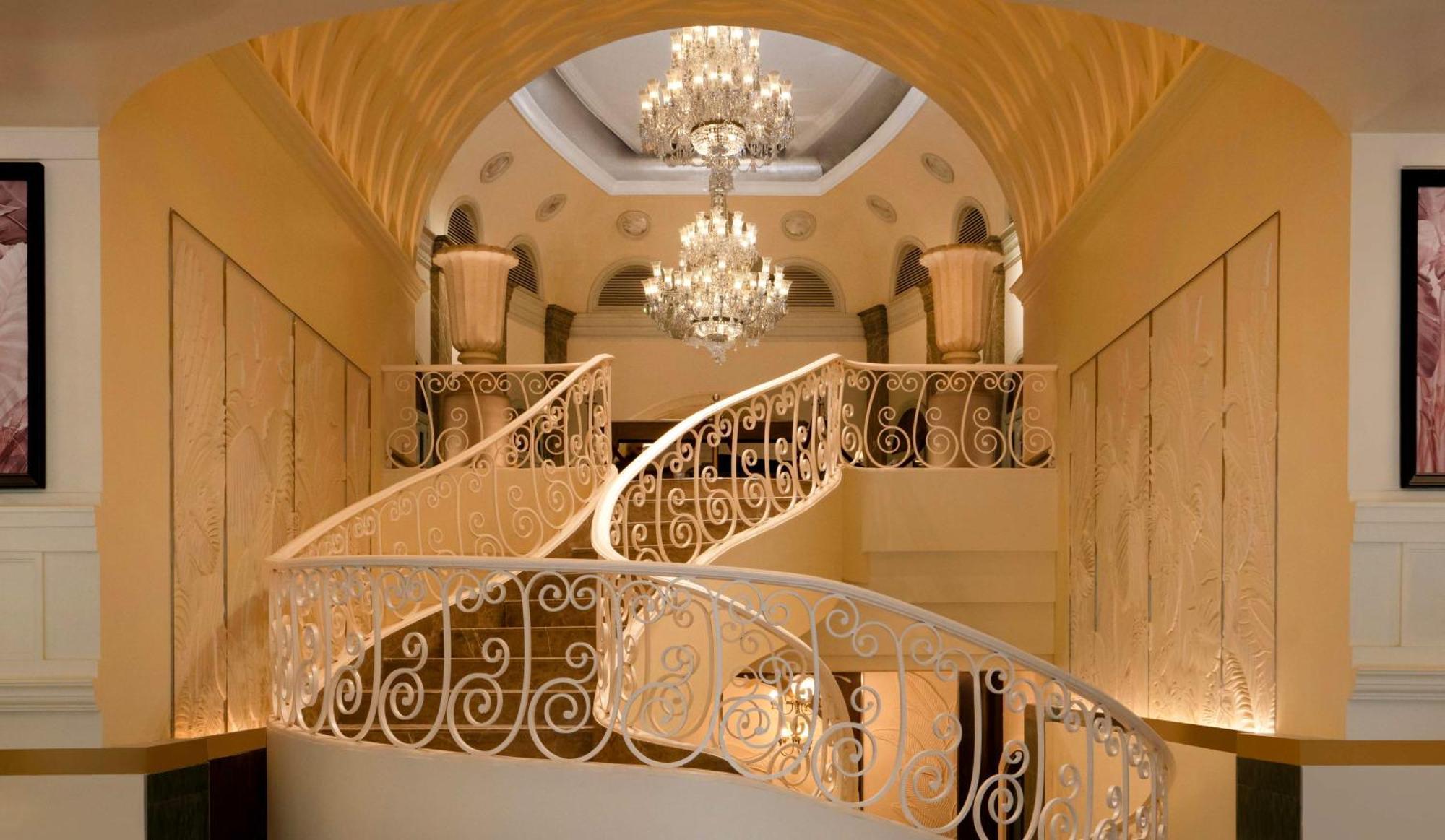 希尔顿孟买国际机场酒店 外观 照片 The staircase